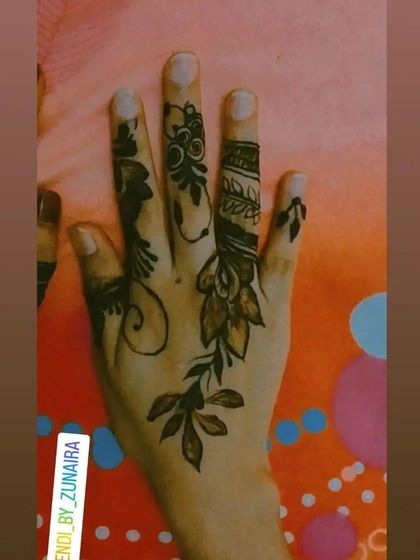 Another example of chic and minimal finger henna. This is a great way to adorn your hands without committing to a large design.