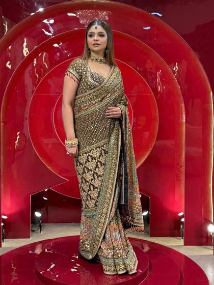 Another look at our royal Banarasi saree. It’s a perfect blend of tradition and luxury, available to rent for your next event.