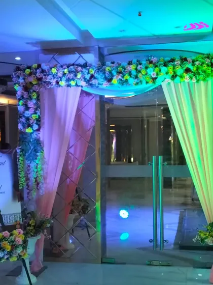 The welcome sign placed at the entrance, which is decorated with a beautiful floral arch and soft draping.