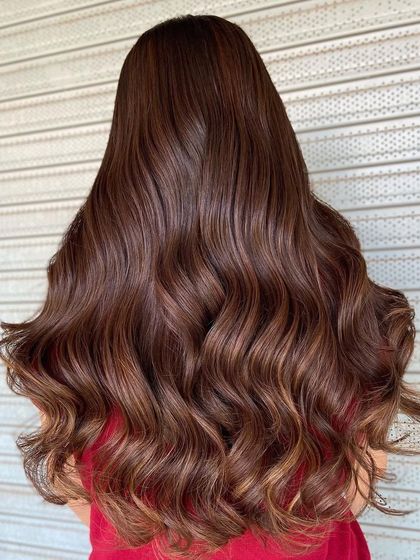 A back view of the no-bleach balayage, showing the full effect of the golden and brown tones on long, healthy hair. This technique is great for a subtle yet impactful change.