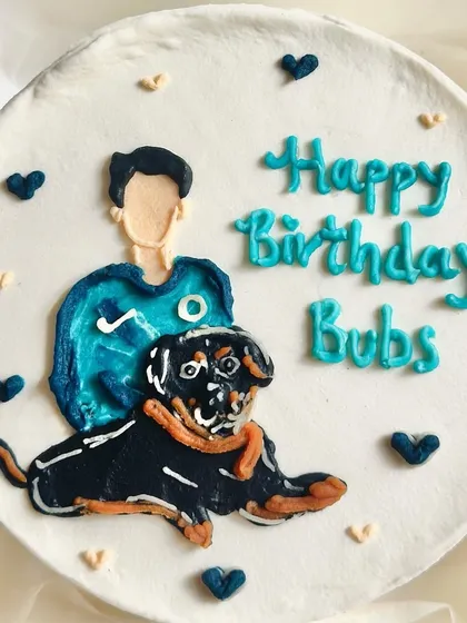We absolutely love bringing your personal stories to life. This custom bento cake features a hand-painted buttercream portrait of a birthday boy and his beloved Rottweiler. It’s such a joy to capture these special bonds in our edible artwork.