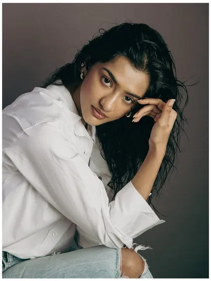A softer moment from the "wet look" series. This portrait showcases how the styling frames the face, with gentle waves and a natural, glossy finish. The lighting is soft, focusing on the healthy look of the hair.
