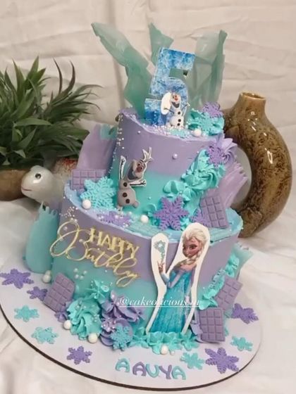 Another angle of the detailed Elsa and Olaf cake, perfect for any little Frozen fan.