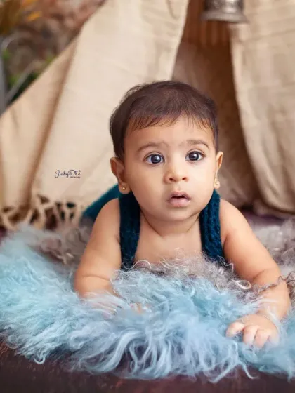 Those wide, curious eyes are just everything. The natural, earthy tones of the boho camp theme create a warm and inviting atmosphere for baby portraits.