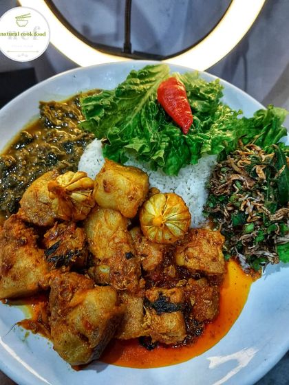 A comforting meal of pork curry with potatoes, served with spicy mimi singju and chagempomba.