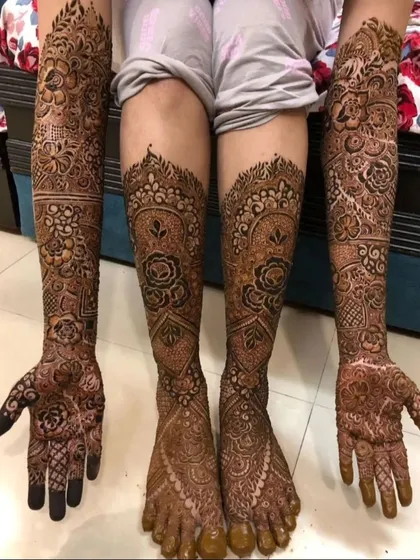 The complete bridal look. I adore creating full, matching designs that flow from the hands all the way to the feet, ensuring you feel like a queen on your special day.
