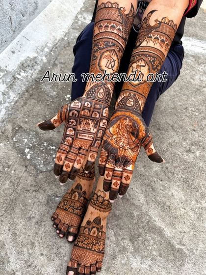 This full bridal look combines storytelling on the hands with beautiful patterns on the feet, creating a balanced and complete set.