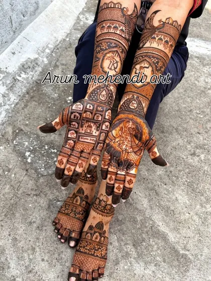This full bridal look combines storytelling on the hands with beautiful patterns on the feet, creating a balanced and complete set.