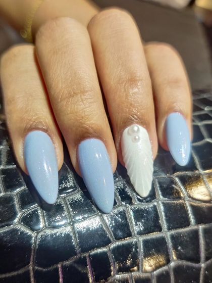 Another look at the 3D shell art, showing the glossy finish and the delicate pearl details.