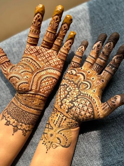 Another view of this unique, mismatched mehendi design. It's a great way for guests to have fun and express their individual style.