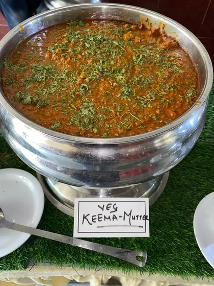 A delicious and protein-packed Veg Keema Mutter, made from soya granules and green peas.