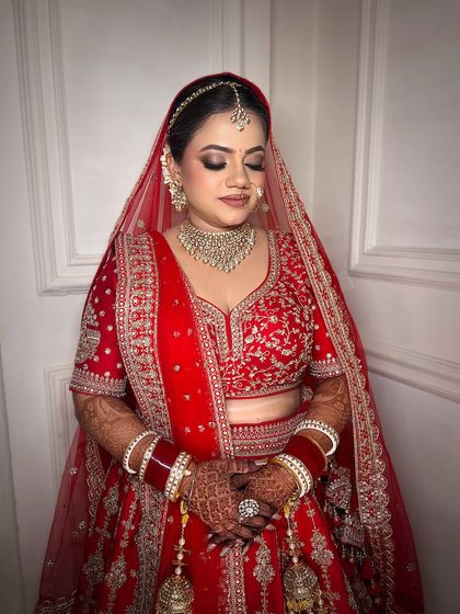 A closer look at a timeless bridal transformation. I focus on creating a soft, radiant, and elegant look with a flawless base and beautifully defined eyes, ensuring you feel like the best version of yourself.