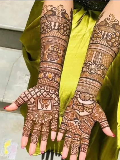 A graceful design with peacock motifs at the top of the arms. The hands feature a mix of traditional patterns, creating a balanced and beautiful look.