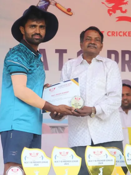 Recognizing a senior player from the Sunrisers RCA team for his contribution to the tournament.