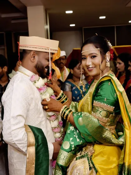 A joyful moment captured between the couple. The bride's smile is her best accessory, enhanced by a makeup look that is both radiant and long-lasting.