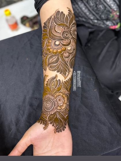 This design features bold, leafy motifs combined with circular patterns, creating a unique and modern look.