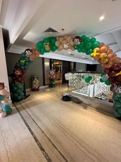 We believe in decorating every corner. This balloon arch at the entrance of the hall, complete with monkey and tiger foils, set the jungle theme right from the start.