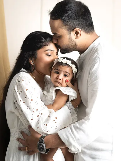 This is what it's all about: freezing feelings. The pure love of new parents holding their baby for the first time is a story that deserves to be told and remembered forever.