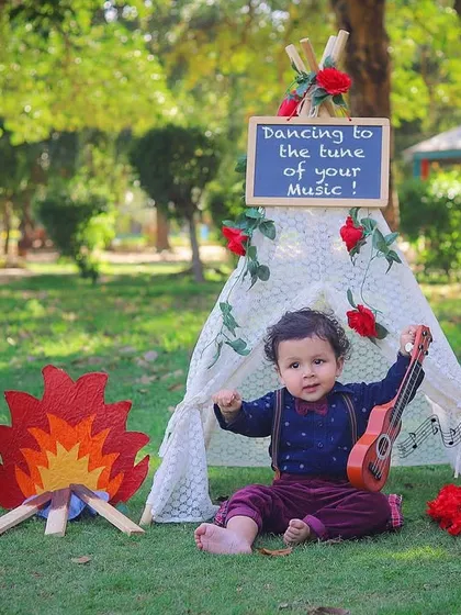 For the little adventurers, we can take the celebration outdoors. I love creating these beautiful, natural setups in a park for a truly unique first birthday photoshoot.