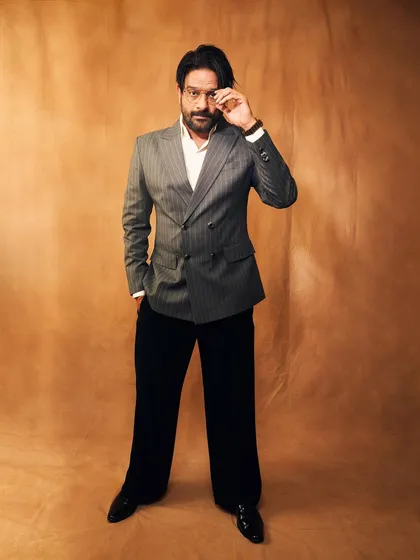 Here’s the brilliant Jaideep Ahlawat after his Best Actor win. Crafting a powerful suit look for an awards event is about projecting confidence and celebrating a huge career moment.