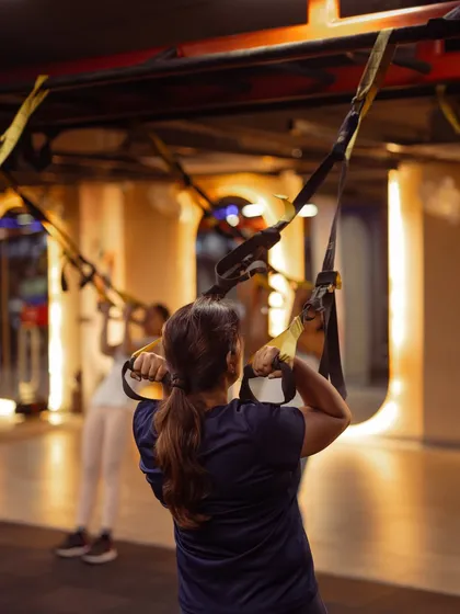A client performs a TRX row, an essential exercise for building a strong back and improving posture. We focus on controlled movements to ensure maximum muscle engagement.