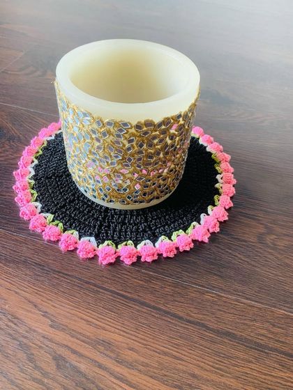 This black doily with a pink tulip border offers a striking contrast that is both modern and chic.