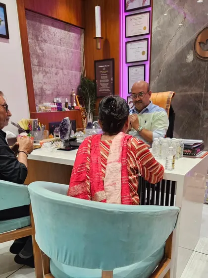 In this consultation, I am explaining the cosmic and energetic influences in a client's life. My goal is to provide solutions that are practical and easy to implement.