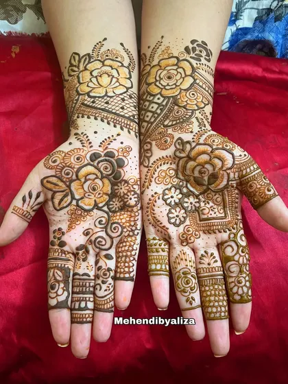 An Eid henna design with bold roses and intricate shading.