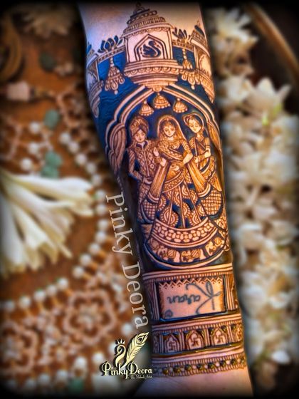 This detailed portrait shows the bride with her parents, a moment of love and blessing before she begins her new life. Including family portraits makes the mehndi an emotional tribute.