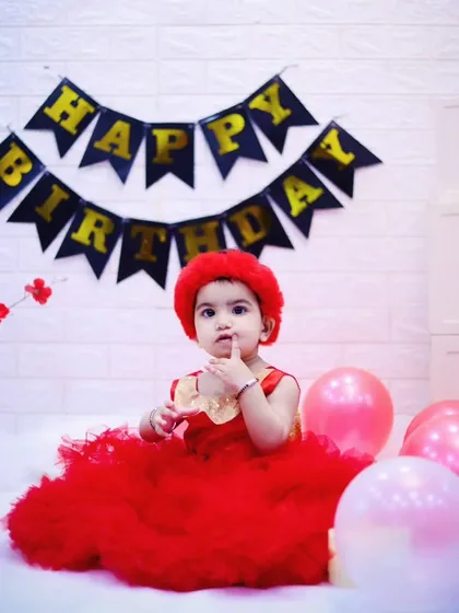 A thoughtful moment before digging into the cake. We capture a range of expressions during our cake smash sessions.
