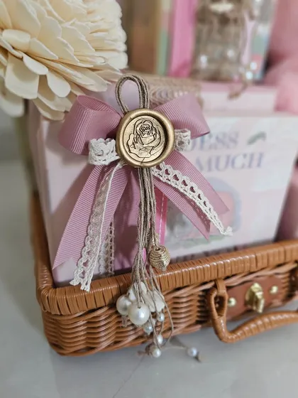 The final touch is everything. I believe in perfecting every detail, like this custom rose wax seal on a lace-trimmed ribbon, to ensure your gift is as beautiful on the outside as the thoughtful sentiment it holds within.