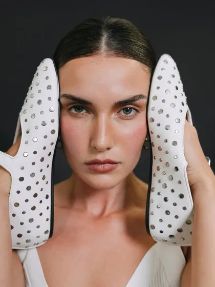 A creative and unconventional shot for the brand Tululs. This image reflects my interest in experimental compositions, using accessories in an unexpected way to create a striking and memorable portrait.