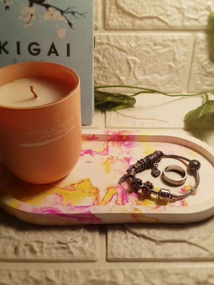 A marble-effect concrete tray in yellow and pink, reminiscent of candy. We love creating these bright, cheerful pieces to bring a pop of color to your space.