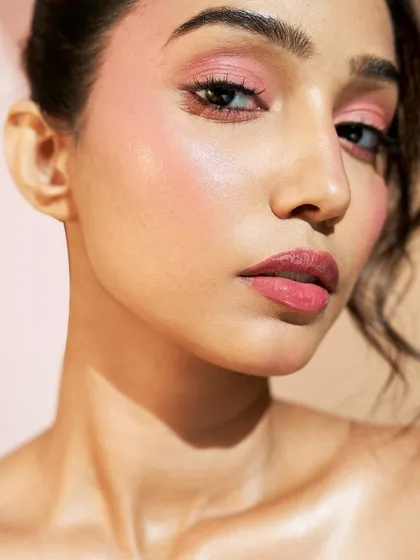 This look is all about that rosy, flushed-from-within glow. The cheeks are draped with a beautiful pink blush that melts into the skin for a natural finish.