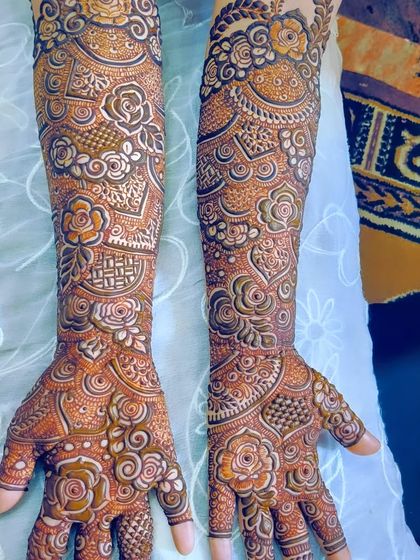 This intricate design features beautiful 3D roses and detailed lattice work, creating a truly luxurious bridal look.