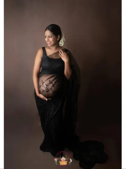 For my clients who want a touch of tradition, I offer maternity portraits in a beautiful, sheer lace saree. It’s an elegant and unique way to embrace your heritage while celebrating your baby bump. This mama-to-be looks absolutely radiant.