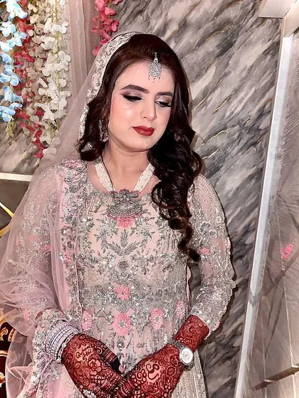 My beautiful bride Umama, with pics taken in low lighting with just a flash. This shows that the makeup looks flawless even without professional lighting.