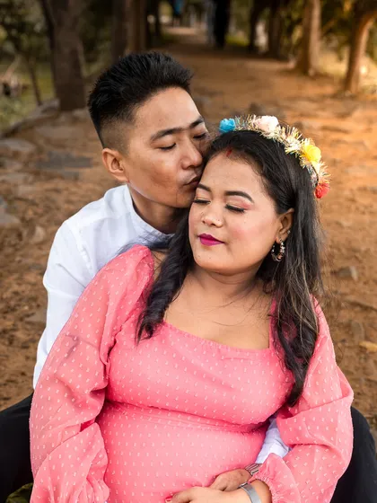 A quiet moment of love and anticipation. During this outdoor maternity photoshoot, I focused on the tender connection between the parents to be, with a gentle kiss and a loving embrace. The warm, natural light perfectly highlights the glow of impending parenthood.