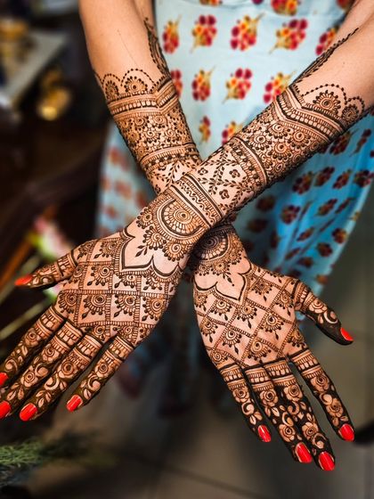 A beautiful bridal design with rose details on the fingers and a classic grid pattern on the back of the hands.