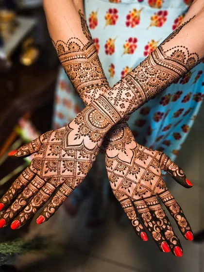 A beautiful bridal design with rose details on the fingers and a classic grid pattern on the back of the hands.
