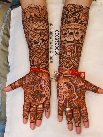 This design features a charming portrait of the couple in a loving pose. The surrounding mehandi is filled with dense, traditional patterns, including checkerboard fills (jaali) and floral bands, demonstrating a blend of personal and classic art.
