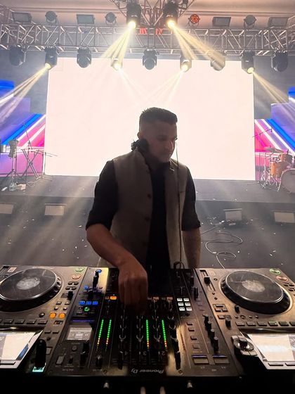 Destination Gigs: I Go Where the Party Goes photo 4