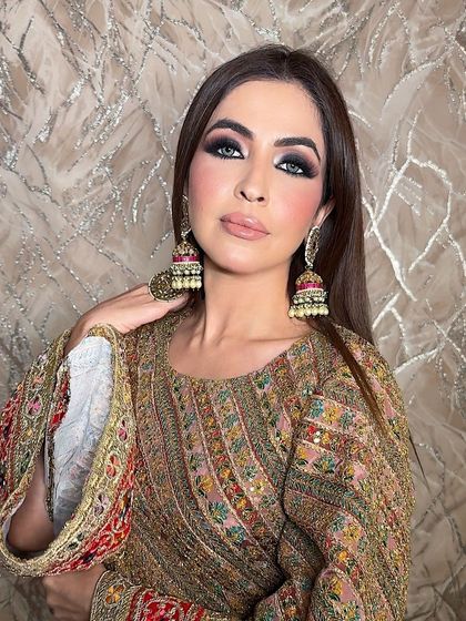 Traditional Arabic makeup is all about bold colors and a deep rendition of black on the eyes. This festive season glam is a forever slay, perfect for making a statement.