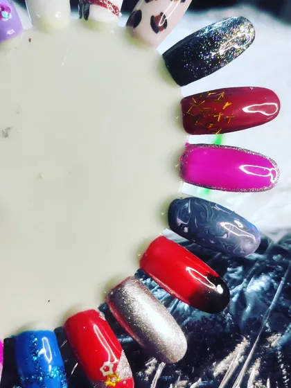 Need some inspiration? Here is a swatch wheel showcasing a variety of colors and nail art designs I offer, from glitter and chrome to ombre and hand-painted art.