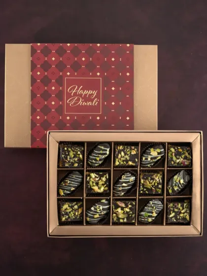 Our Assorted Kunafa Box is a wonderful mix of our Kunafa Crunch and Kunafa Date Crunch chocolates, offering a variety of textures in one elegant gift box.