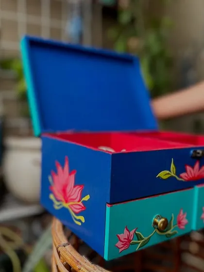The side of the jewelry box is also beautifully painted with lotus flowers.