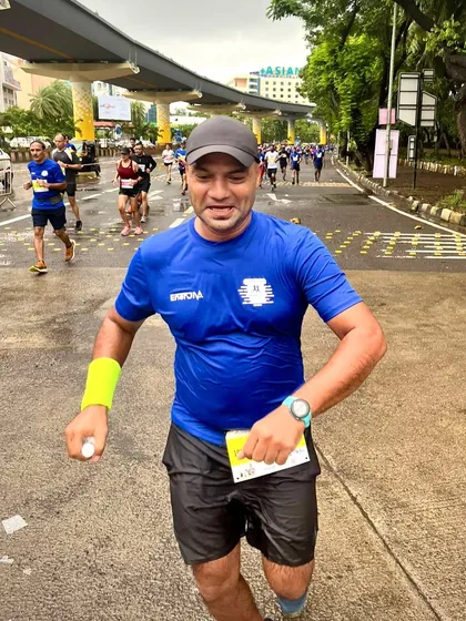 An athlete in his element during the Mumbai Half Marathon. The focus and determination are clear to see.