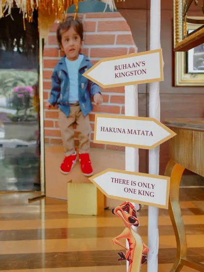 Themed directional signposts for a jungle party. Details like "Ruhaan's Kingston" and "Hakuna Matata" help create an immersive and fun experience for the kids.