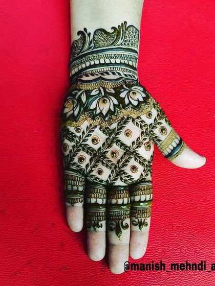 Intricate Bridal Mehndi photo 19