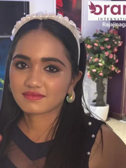The complete look with a simple pearl headband, perfect for a subtle and elegant party look.